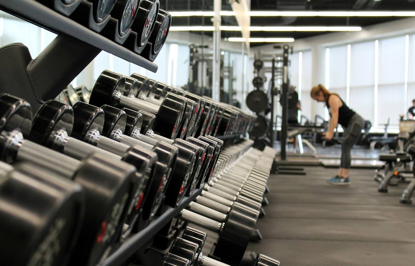 Fitness vybaveni v modernim gymu
